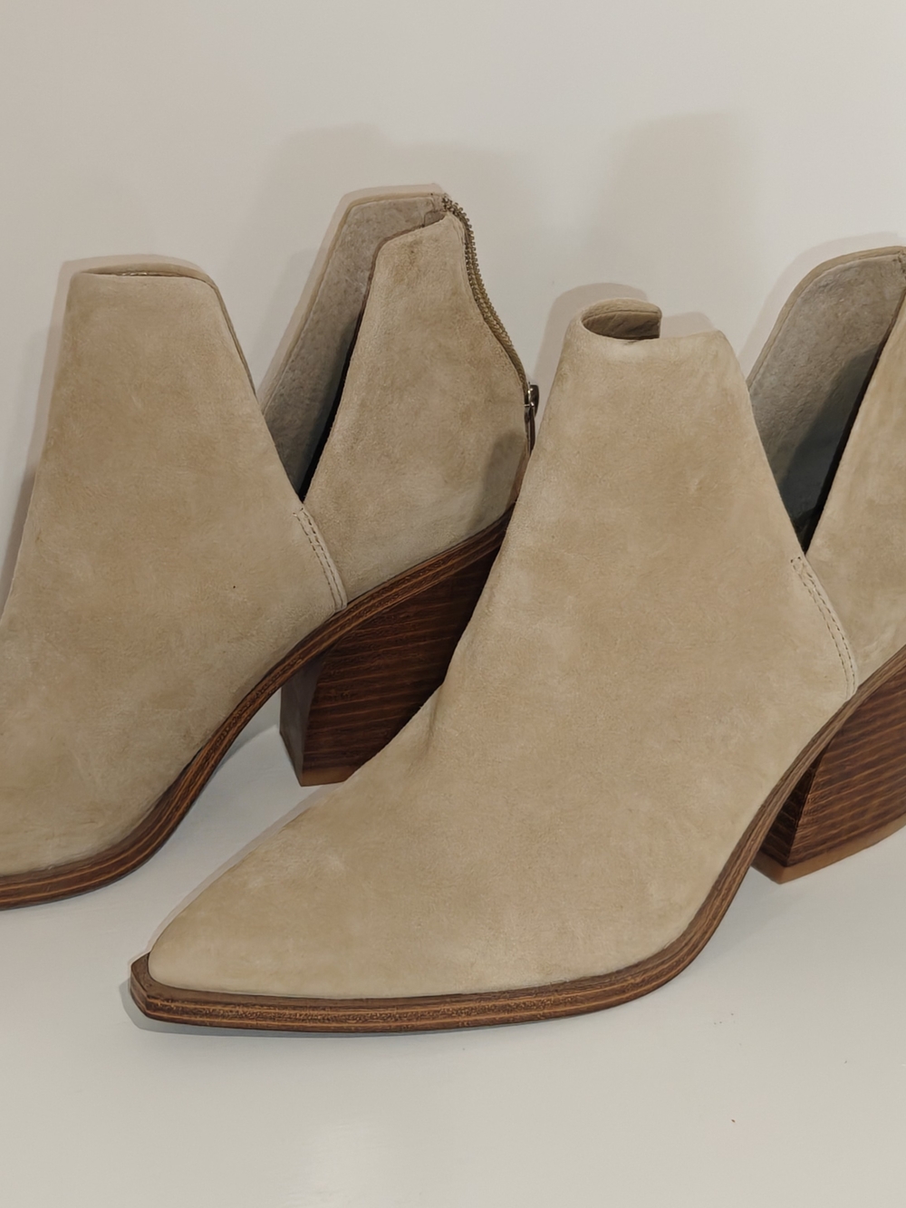 Vince Camuto Gigietta Womens Size 11 M Booties Tan Suede ankle back zipper heel
